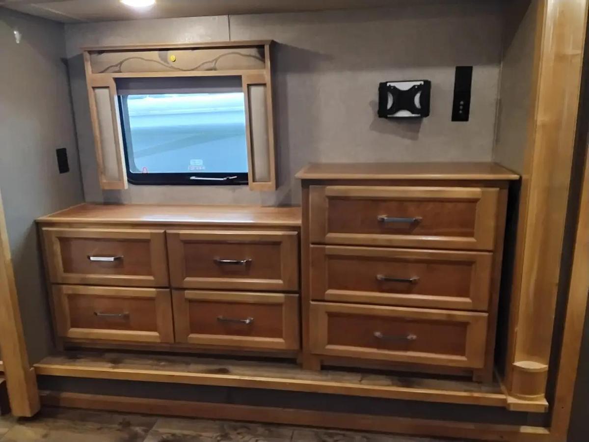 Used 2018 Vanleigh Beacon 39GBB Fifth Wheel