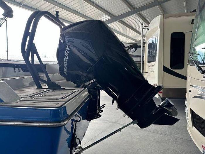 Used 2022 StarCraft SVX210 Deck Boat