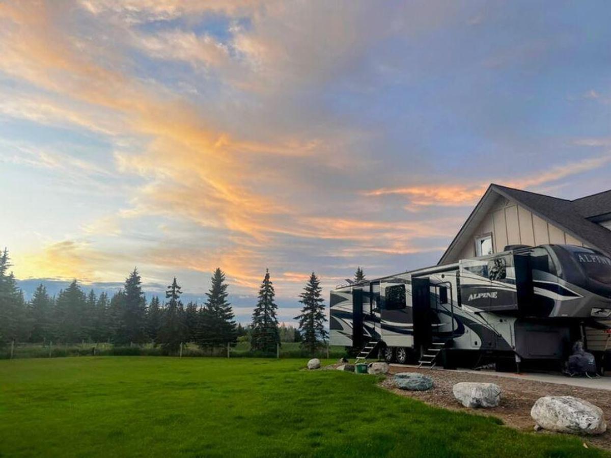 Used 2019 Keystone Alpine 3800FK