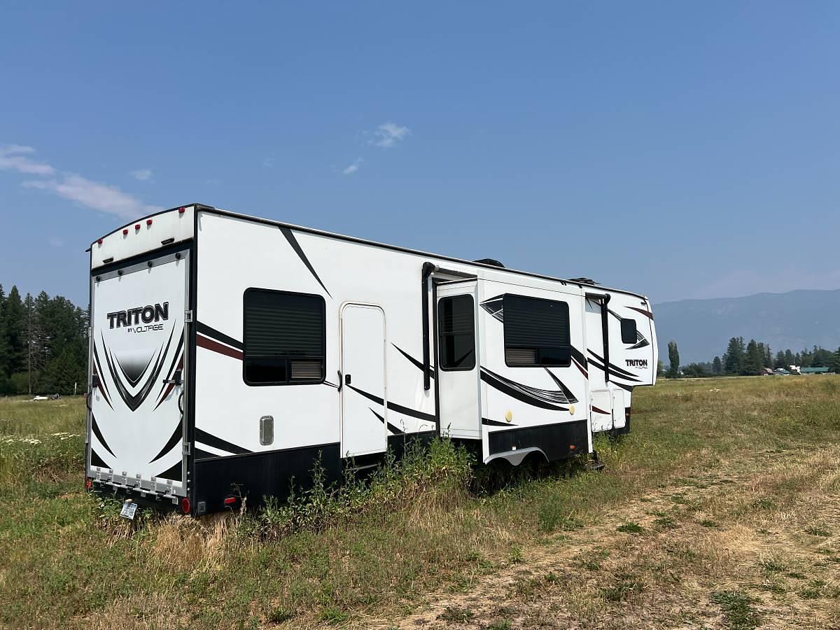 Used 2017 Dutchman Voltage Triton 3551 Fifth Wheel Toy Hauler