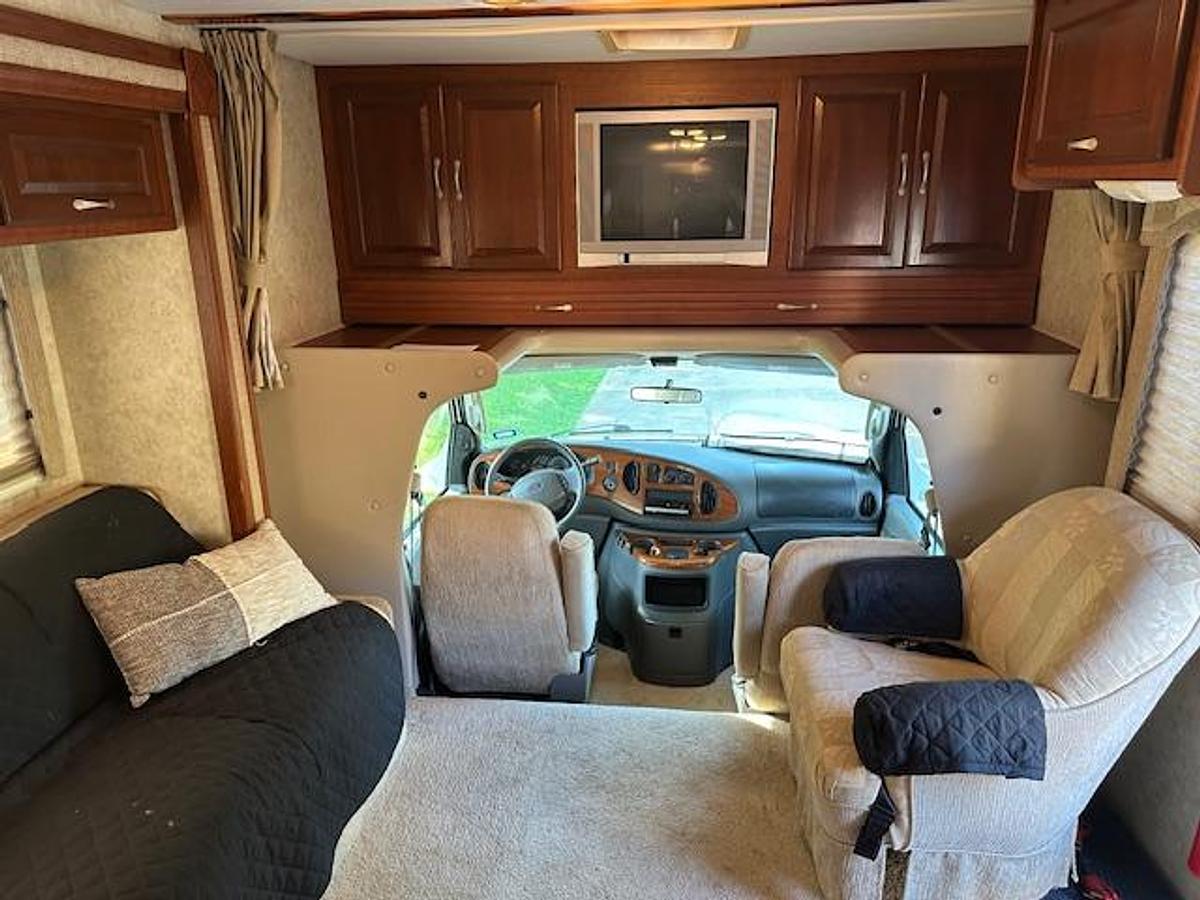 Used 2005 Four Winds Chateau