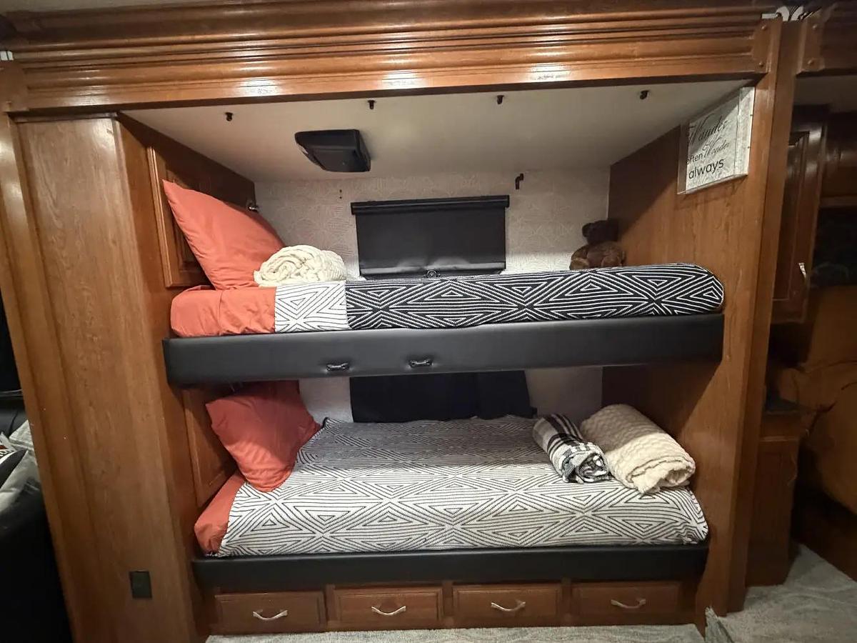 Used 2018 Fleetwood Discovery LXE 40G