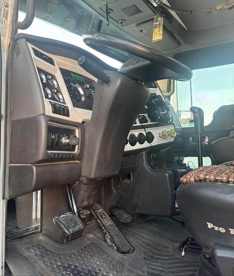 Used 2010 Kenworth W900L Sleeper Semi Truck