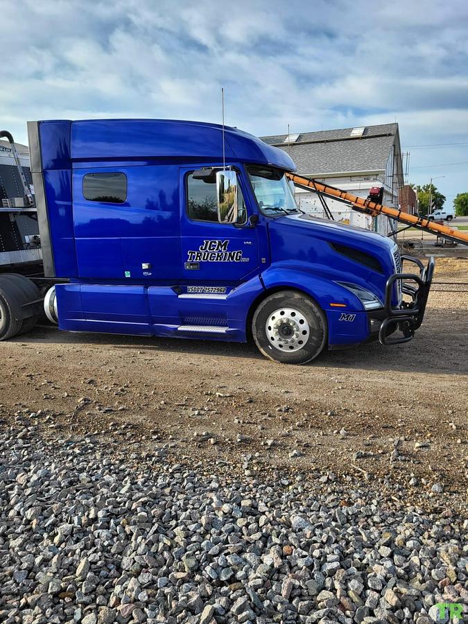 Used 2022 Volvo VNL64T670 Sleeper Semi Truck