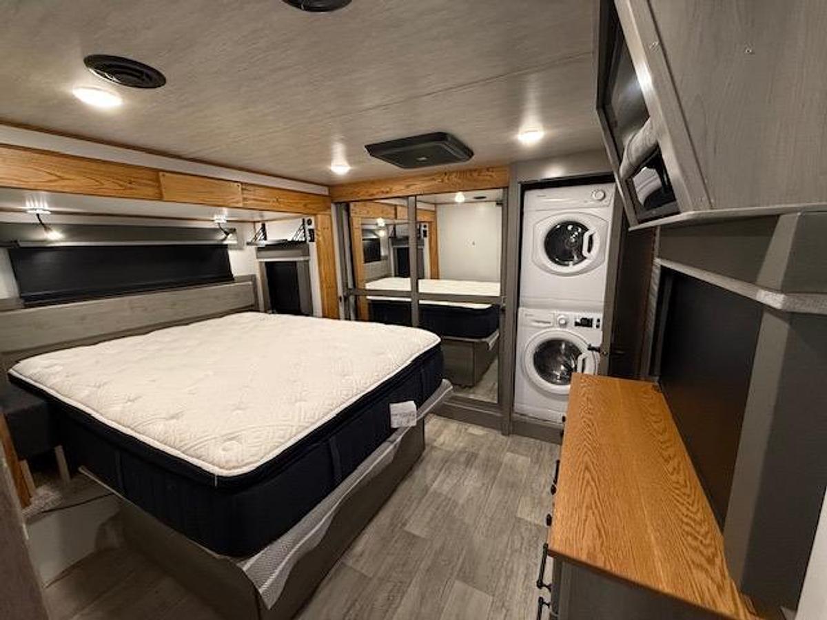 Used 2022 Keystone Montana Legacy Edition 3231CK