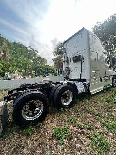 Used 2015 Freightliner Cascadia