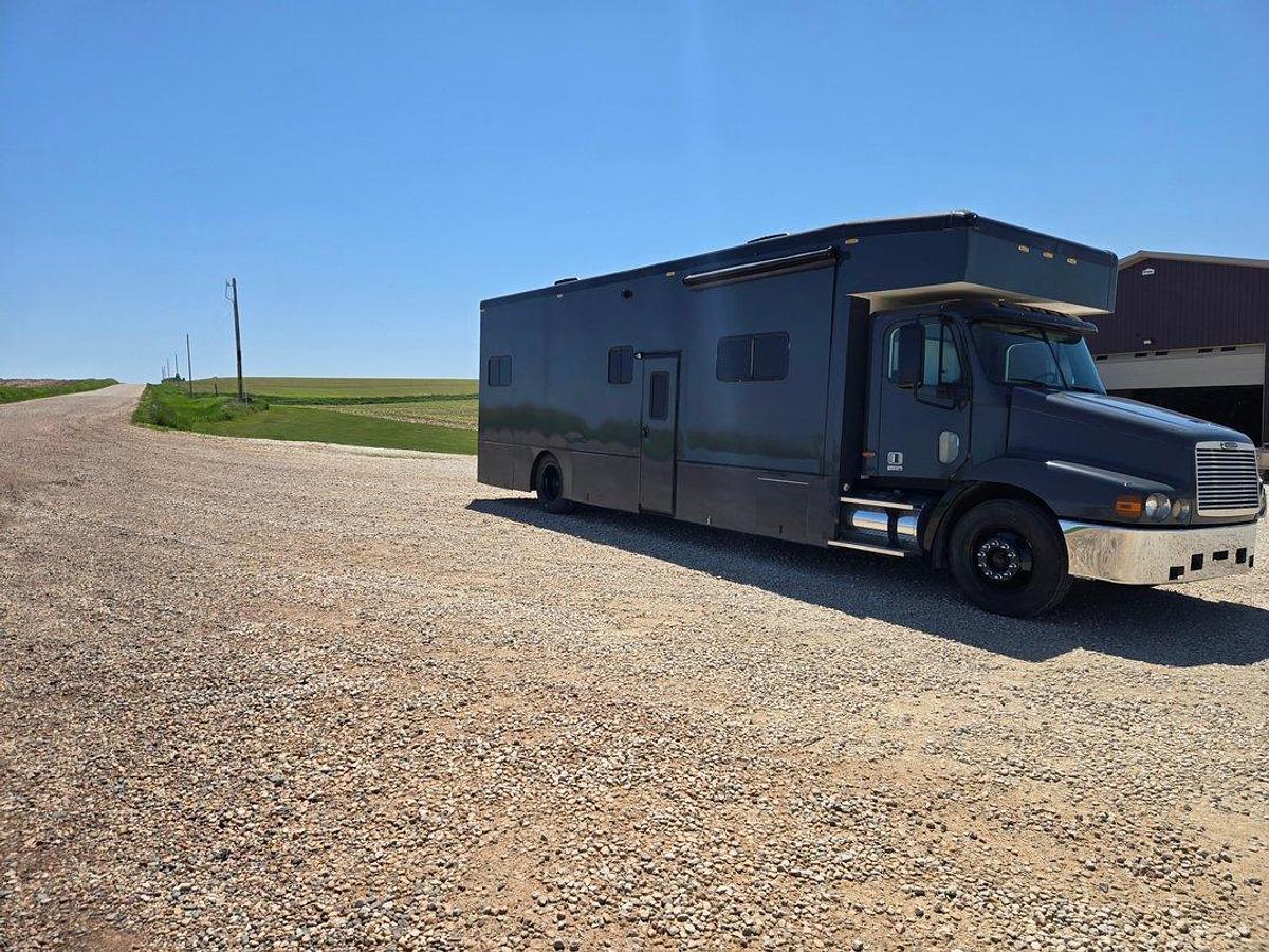 Used 2001 Freightliner Columbia Toterhome