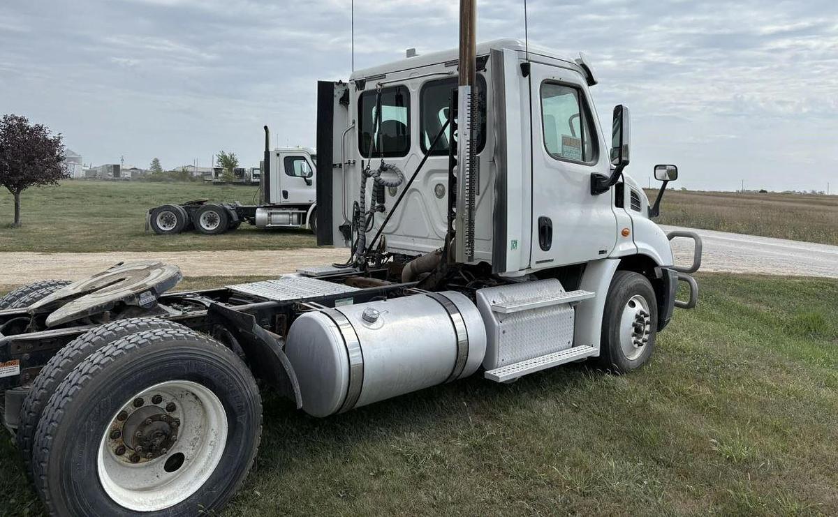 Used 2012 Freightliner Cascadia 113 Day Cab Semi Truck