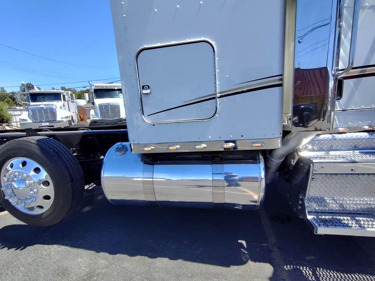 Used 2015 Peterbilt 389 Sleeper Semi Truck