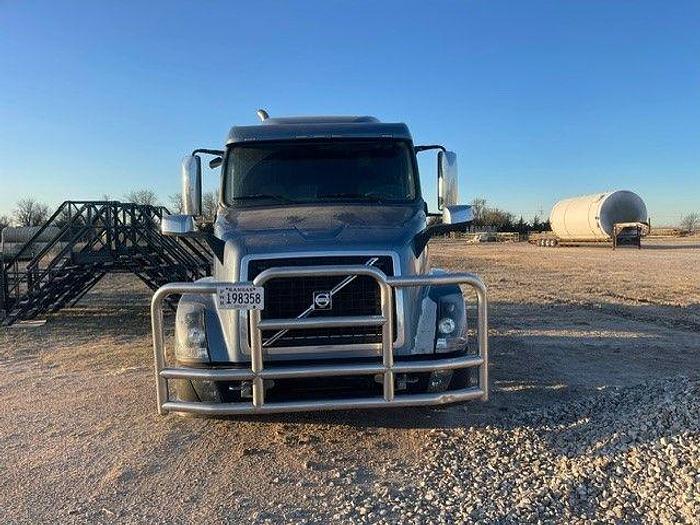 Used 2014 Volvo VNL6400 Sleeper Truck