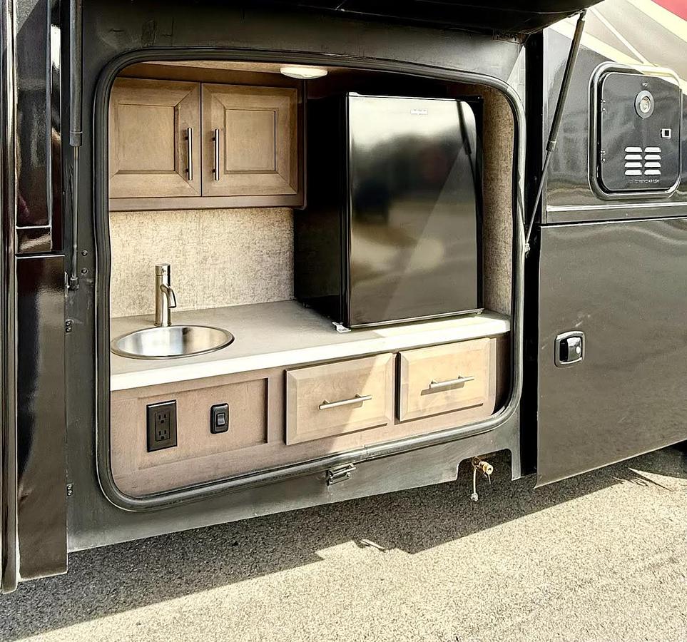 Used 2022 Thor Motor Coach Miramar 34.6