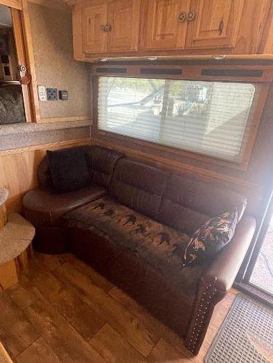 Used 2015 Sundowner Signature Series with Living Quarters