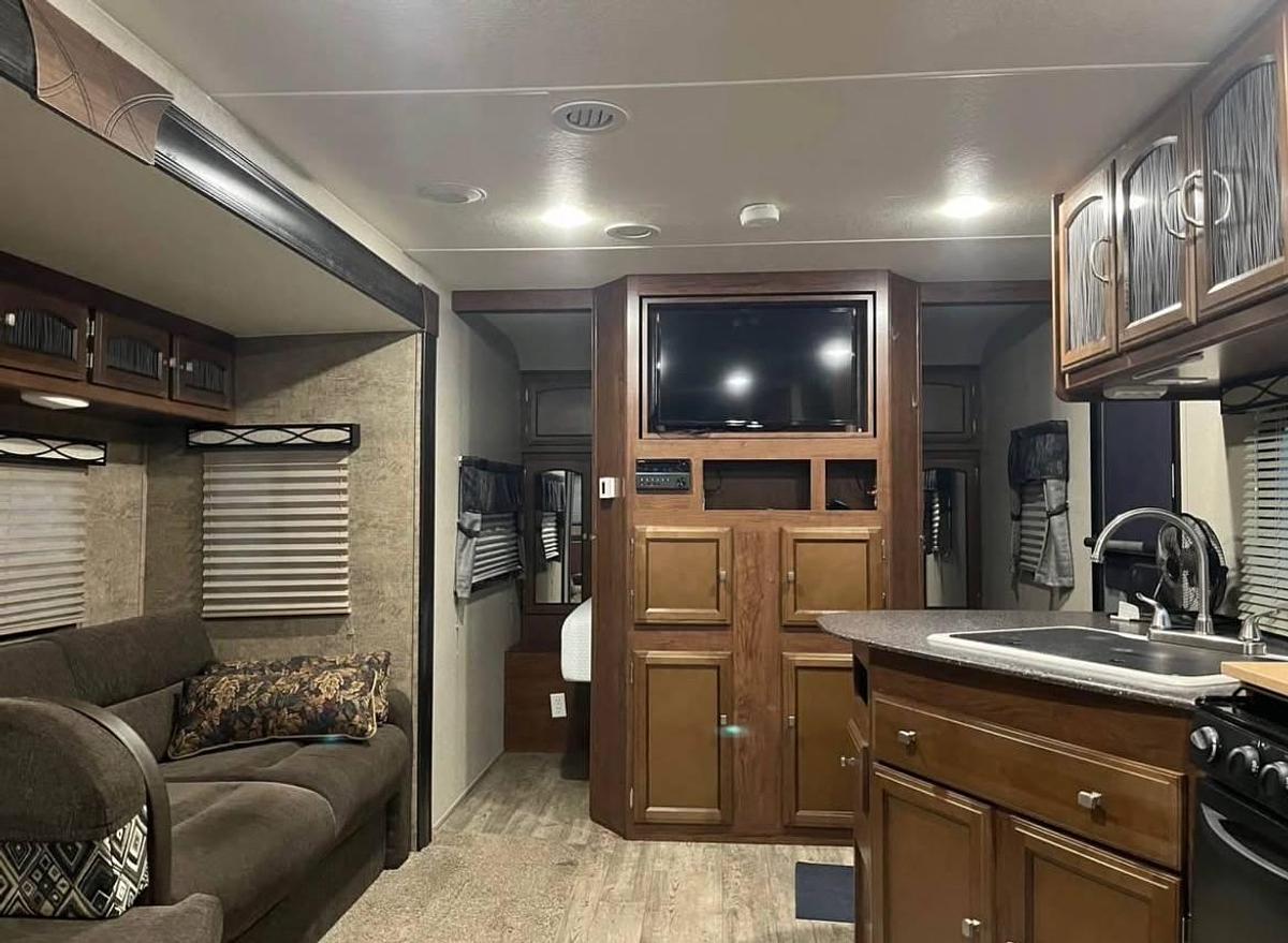 Used 2018 Coachmen Freedom Express 282BHDS Travel Trailer