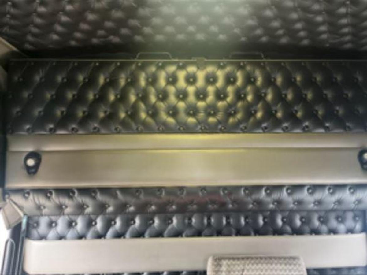 Used 2004 Kenworth W900 Conventional Sleeper Semi