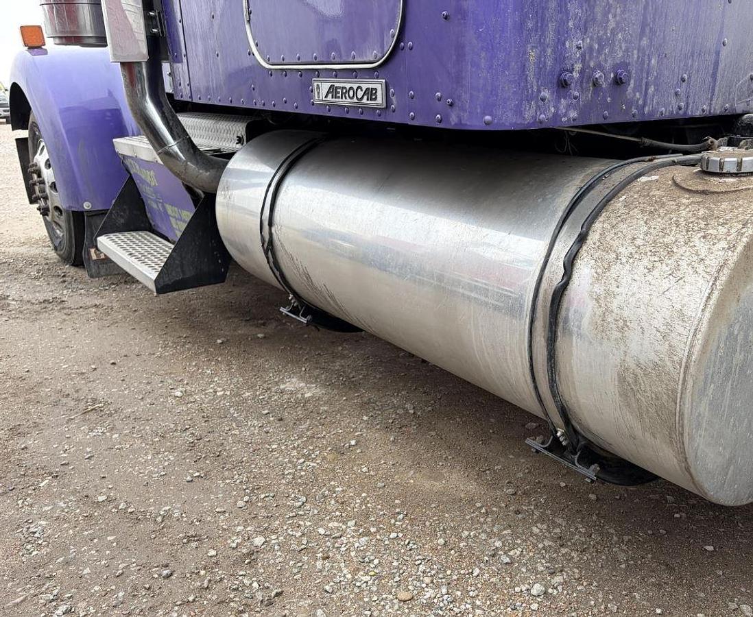 Used 2005 KENWORTH W900L Conventional Sleeper Semi Truck