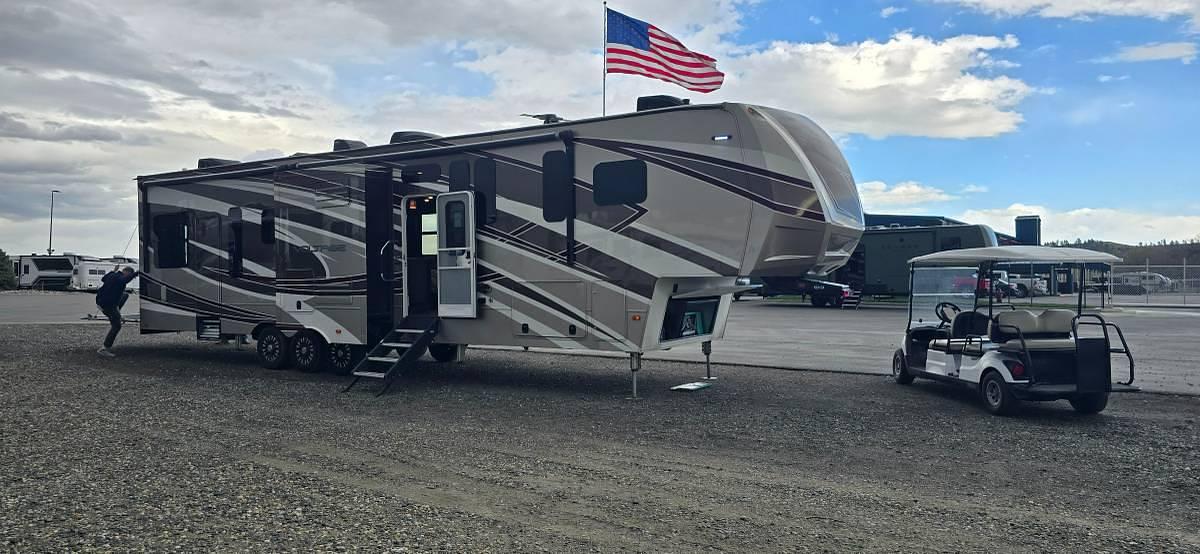 Used 2017 Dutchmen Voltage Epic V3900