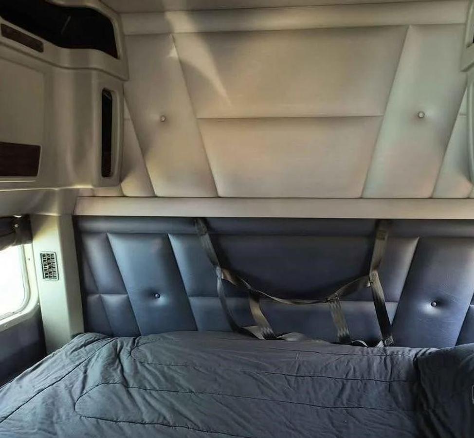 Used 2013 Peterbilt 389 Sleeper Semi Truck