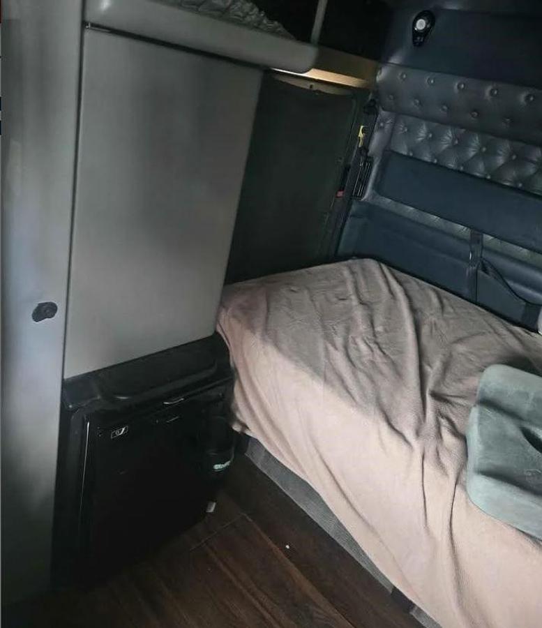 Used 1999 KENWORTH W900L Conventional Sleeper Semi