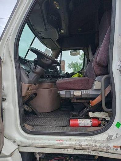 Used 2013 Freightliner Cascadia Semi Truck