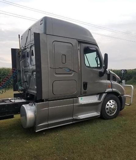 Used 2018 Freightliner Cascadia 113 Sleeper Semi Tractor
