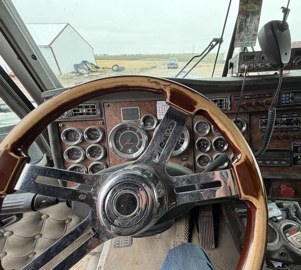 Used 2005 KENWORTH W900L Conventional Sleeper Semi Truck