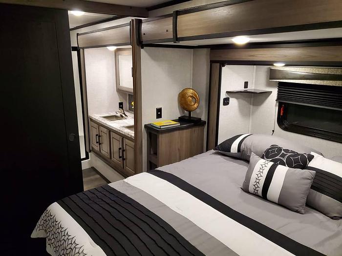 Used 2022 CrossRoads Cameo CE3891MK Fifth Wheel