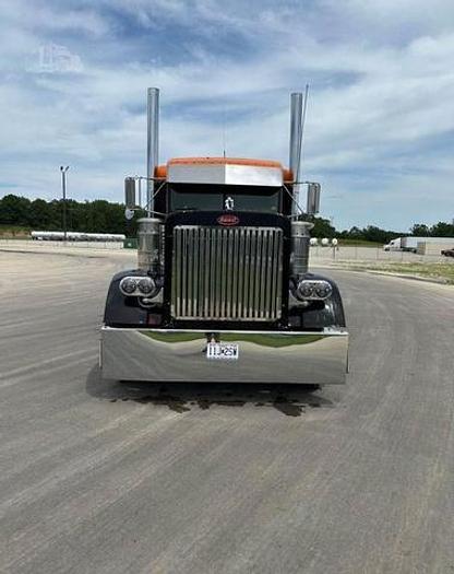 Used 2005 Peterbilt 379 Wrecker Tow Truck