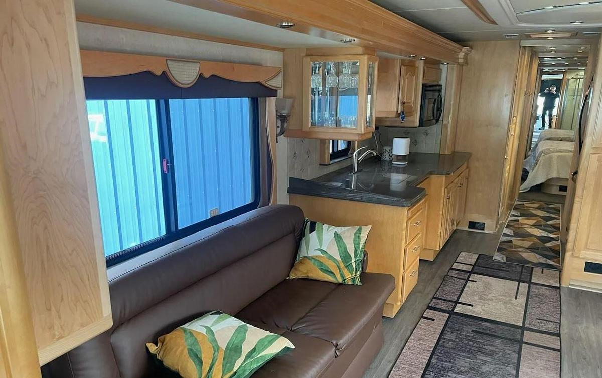 Used 2005 Country Coach Magna 630