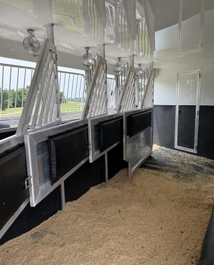 Used 2018 Cimarron Norstar 4 Horse Trailer with Living Quarters