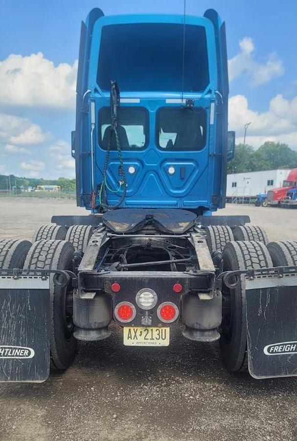 Used 2023 Freightliner Cascadia 126