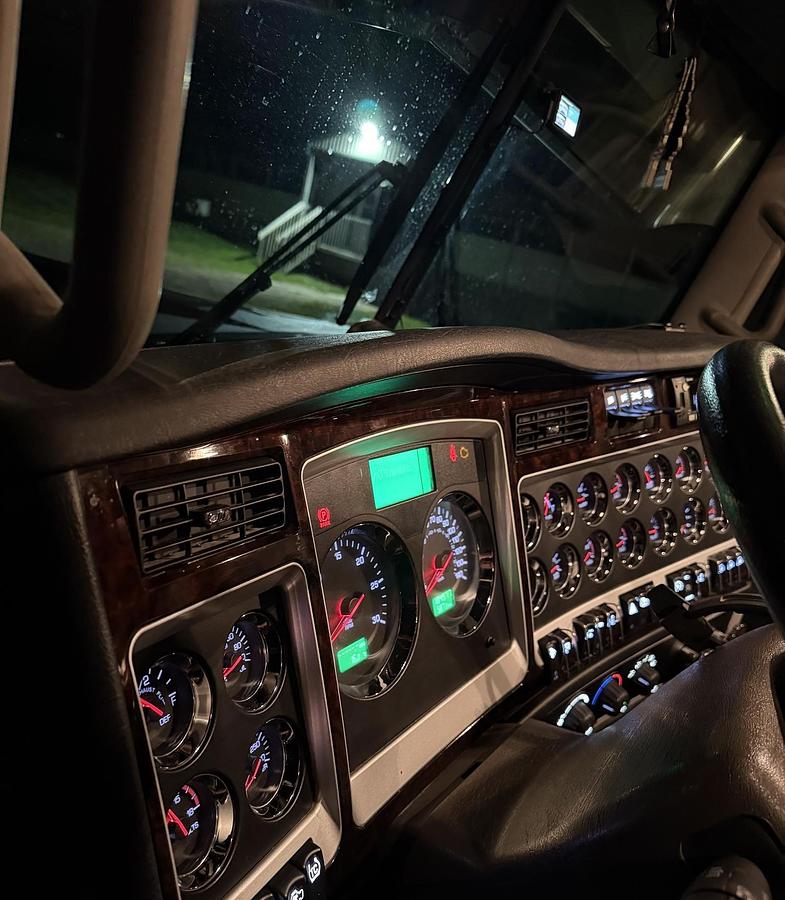 Used 2025 Kenworth W900 Sleeper Semi Truck 565 HP Cummins