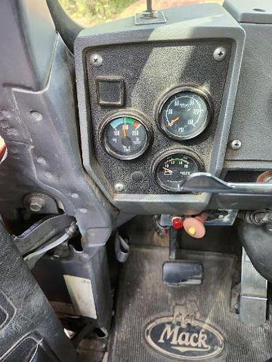 Used 1997 Mack RD688ES with a National 800C Crane