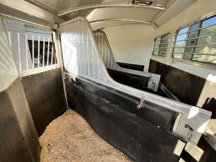 Used 2005 4 Star 3 HORSE