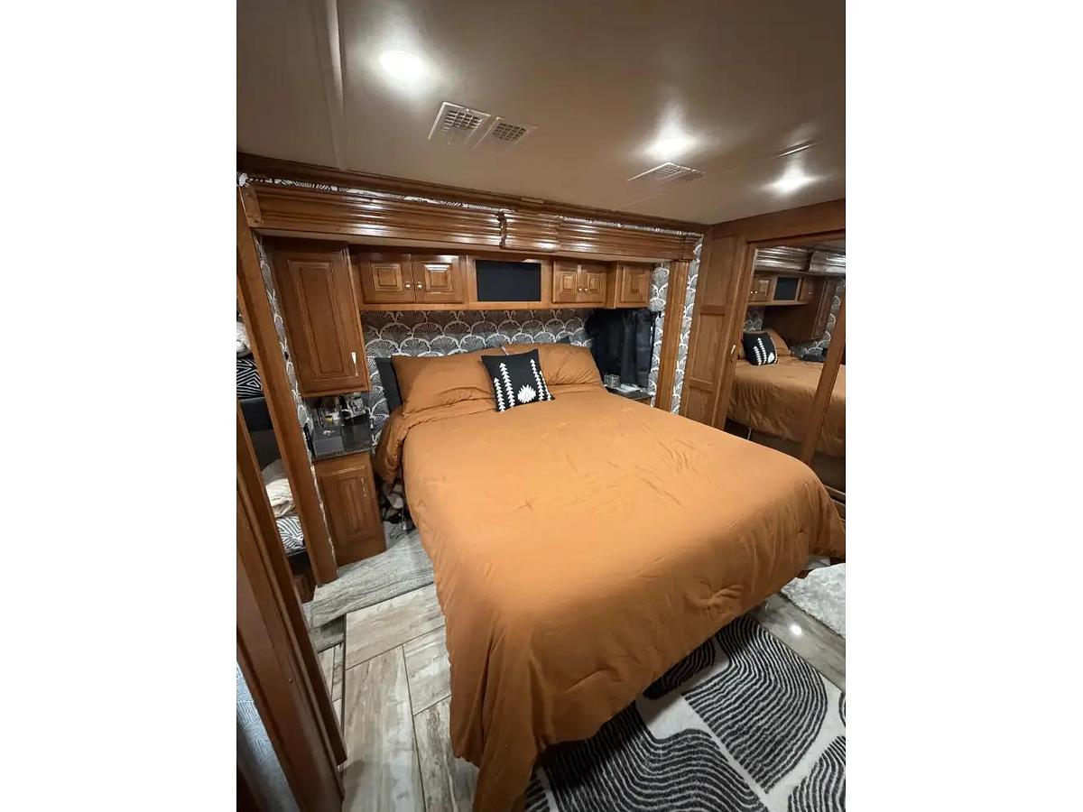 Used 2018 Fleetwood Discovery LXE 40G