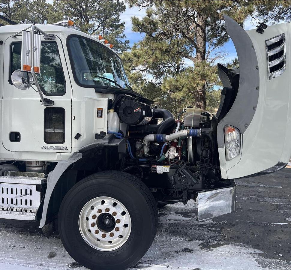 Used 2015 Mack GU813