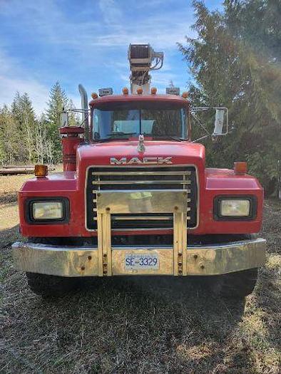 Used 1997 Mack RD688ES with a National 800C Crane