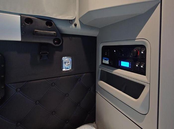 Used 2023 KENWORTH W990