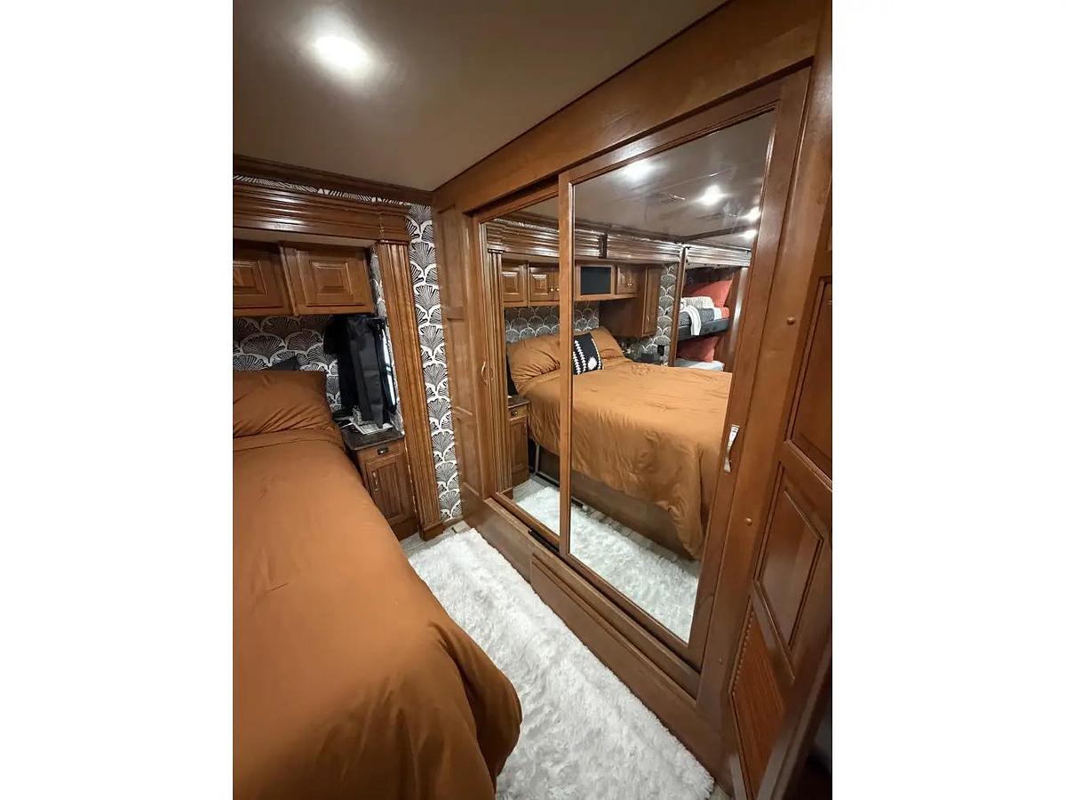 Used 2018 Fleetwood Discovery LXE 40G