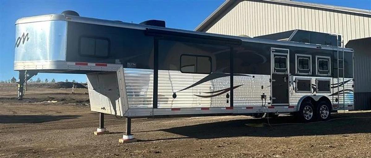 Used 2014 Bison Travel Coach 3 Horse Trailer