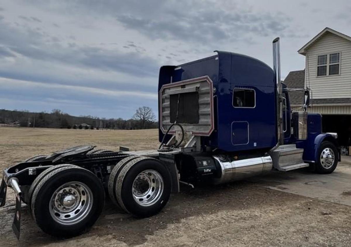 Used 2023 Peterbuilt 389 Sleeper Semi Truck