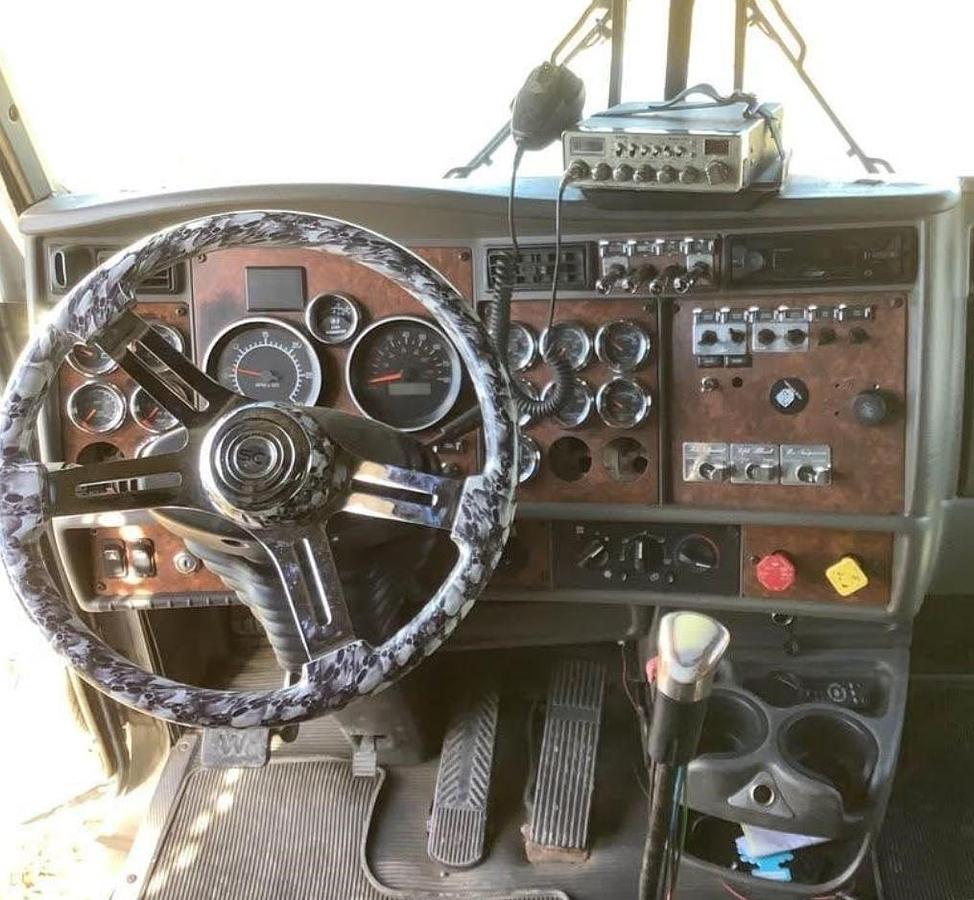 Used 2005 Kenworth W900L Sleeper Semi Truck