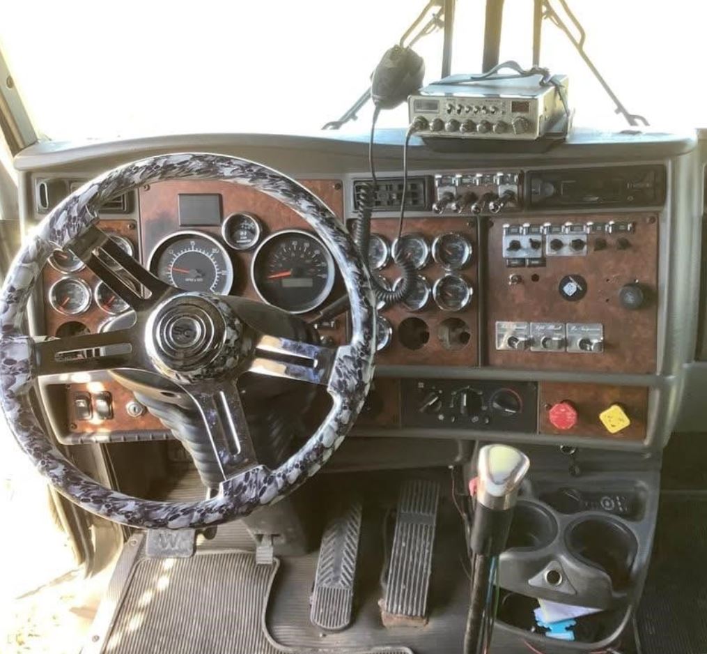 Used 2005 Kenworth W900L Sleeper Semi Truck