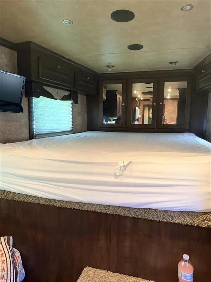 Used 2014 Sooner Legacy 312 3 Horse Gooseneck Trailer with Living Quarters