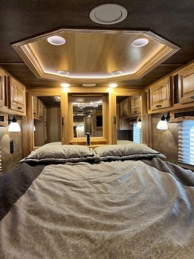 Used 2020 Lakota Bighorn 4 Horse w/ Living Quarters