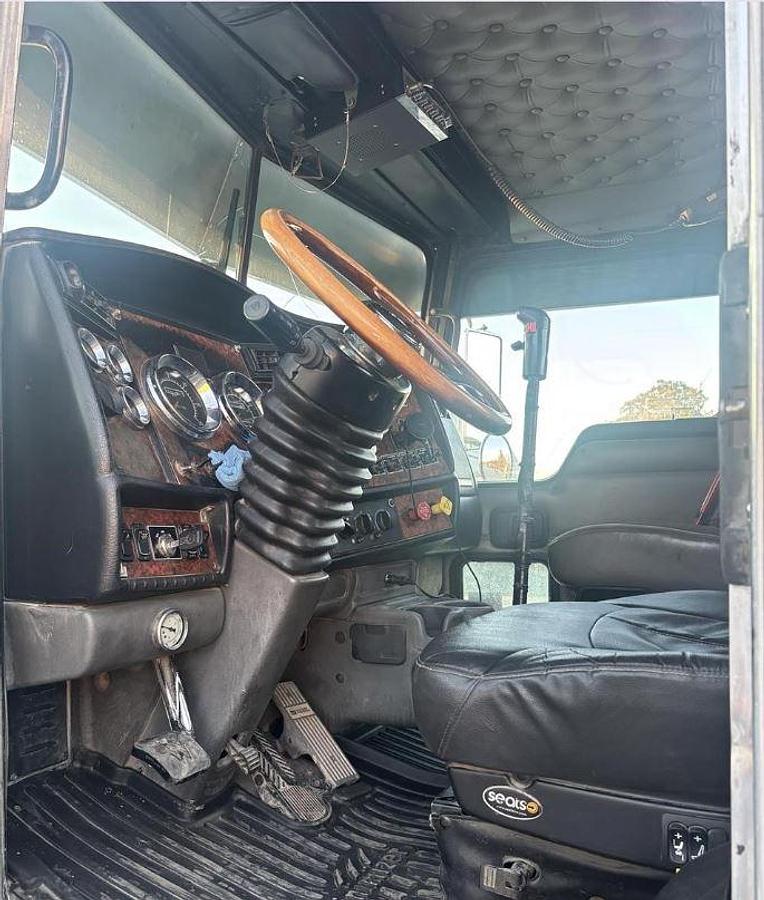 Used 2005 Kenworth W900L Sleeper Semi Truck