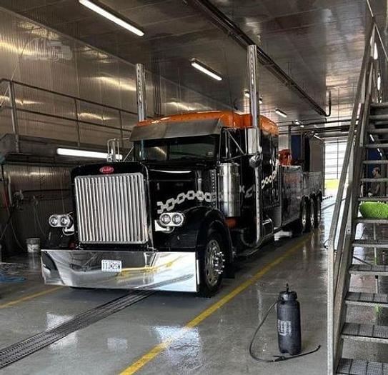 Used 2005 Peterbilt 379 Wrecker Tow Truck