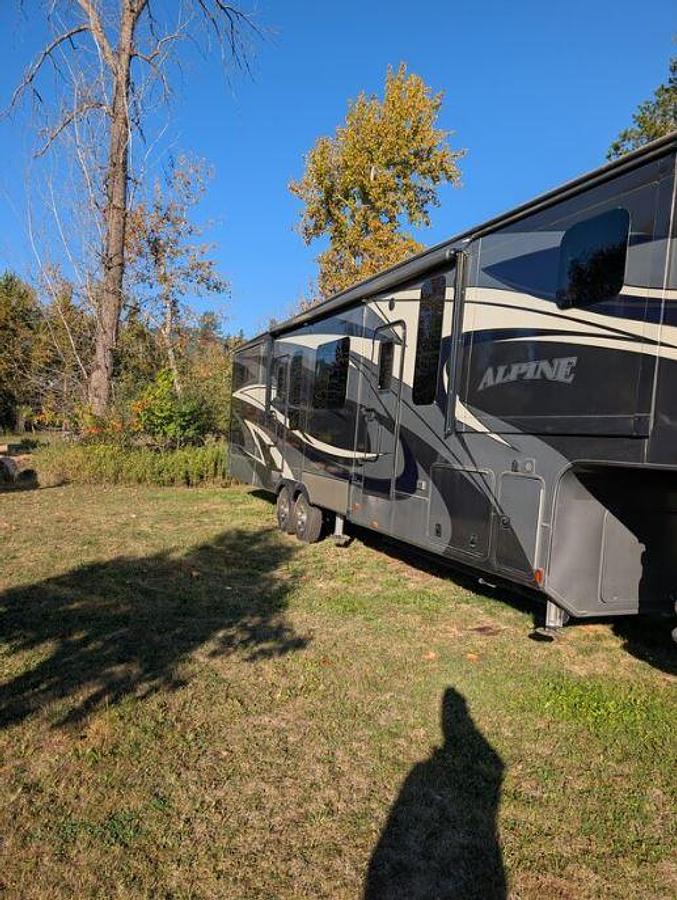 Used 2019 Keystone Alpine 3800FK
