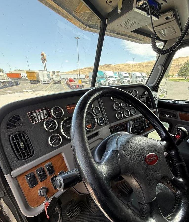 Used 2012 Peterbilt 389 Conventional Sleeper Cab