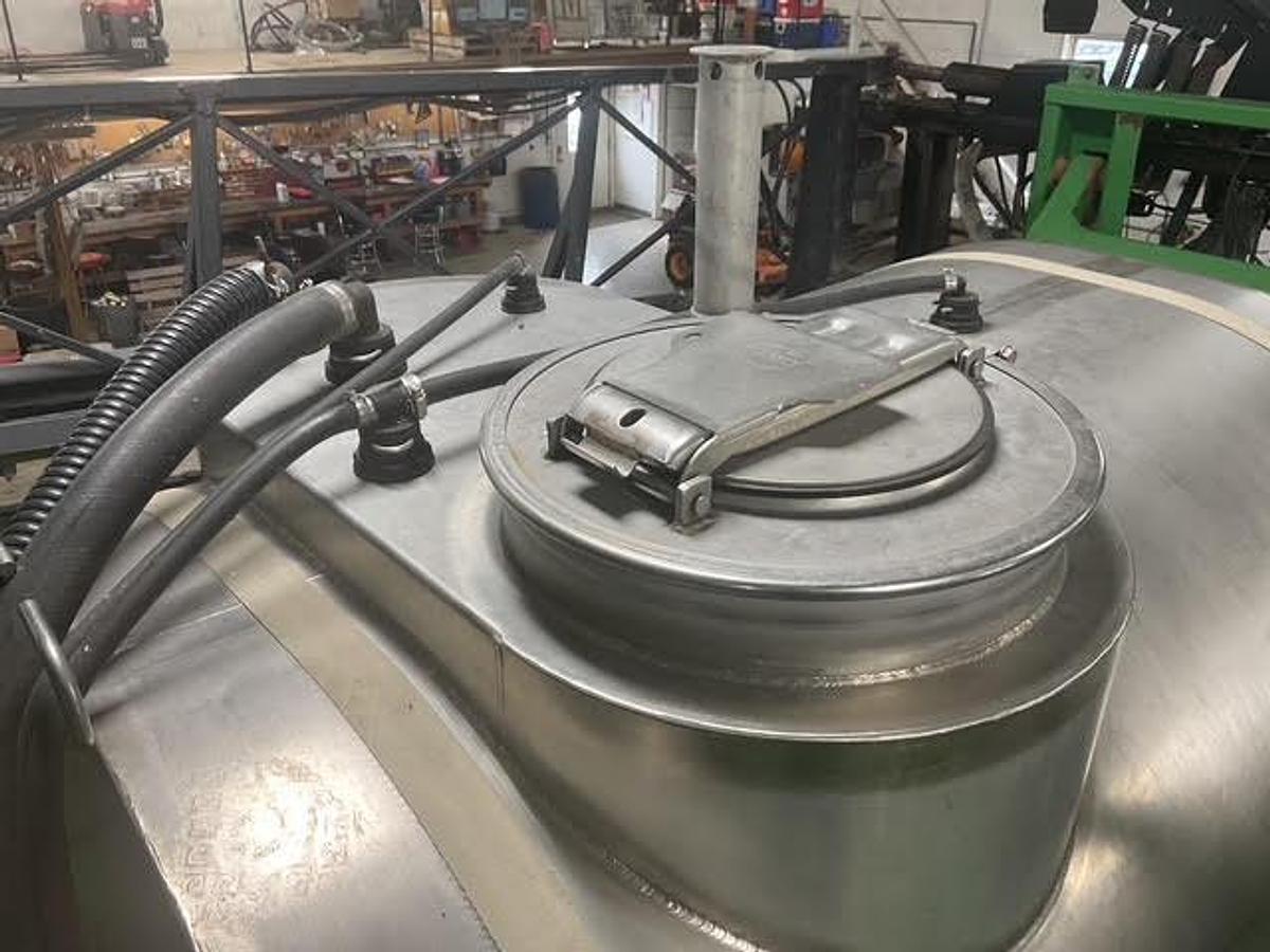 Used 2001 John Deere 4710 Self Propelled Sprayer