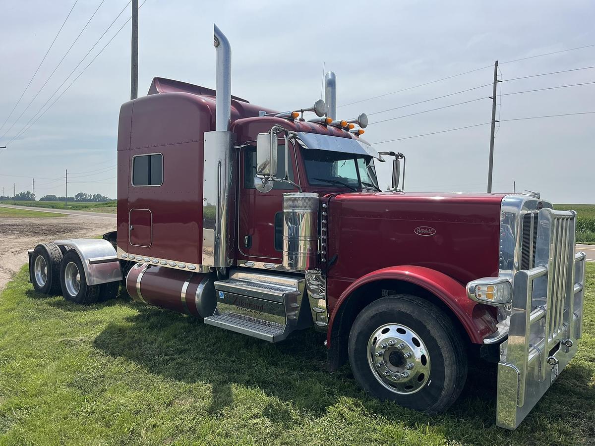 Used 2020 Peterbilt 389 Sleeper Truck
